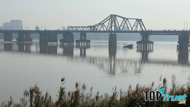 Một bó hoa hồng dành tặng cho nàng ngay trên cầu sẽ làm bạn ghi điểm tuyệt đối với người yêu