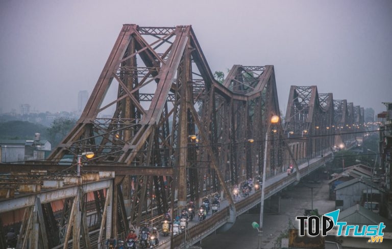 Cầu Long Biên đã từng là cây cầu dài thứ hai Thế giới, thậm chí còn được gọi là tháp Eiffel nằm ngang của Hà Nội.