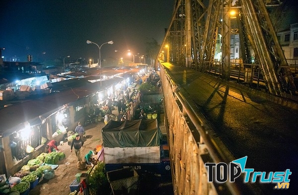 Cầu Long Biên là điểm đón giao thừa thích hợp cho các cặp đôi