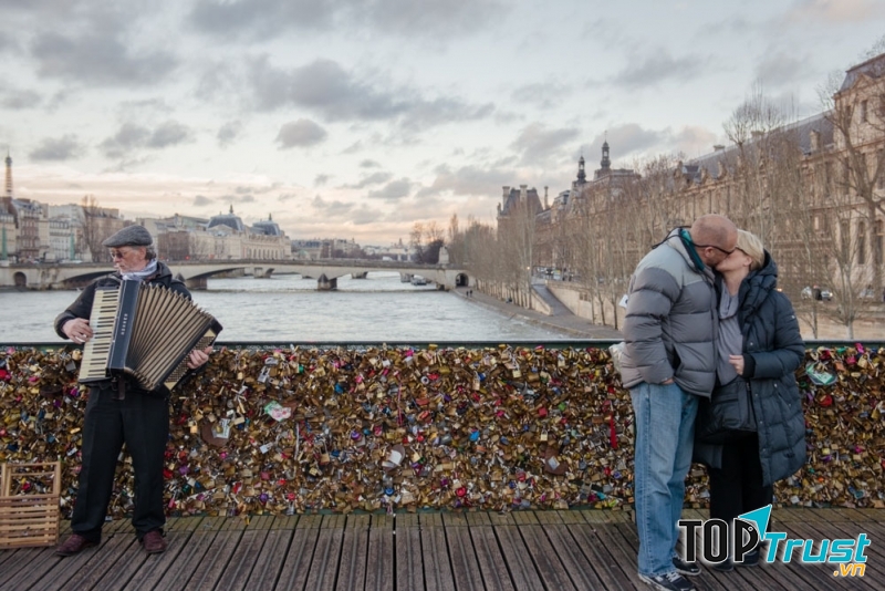 Trao nhau nụ hôn ước thề trước khi ném chìa khóa xuống sông