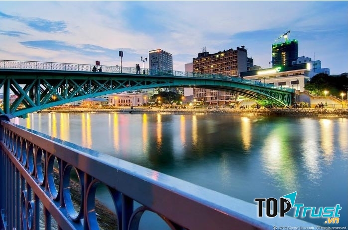 Cầu Mống đẹp ảo diệu vào buổi chiều.