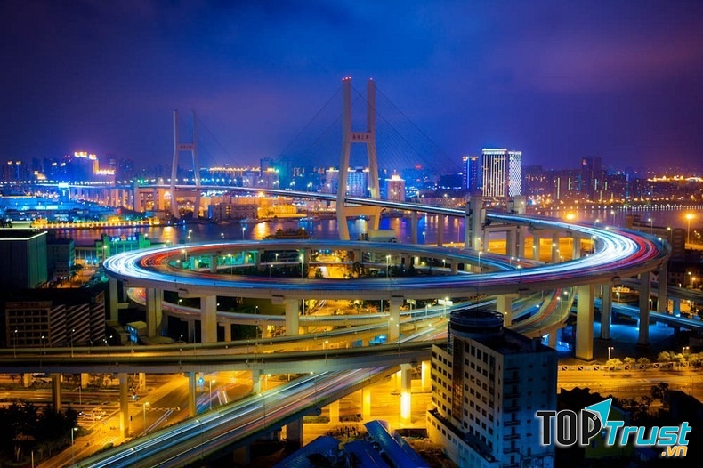 Tổng cộng cầu dài tới 8346 m và được thiết kế hình xoắn ốc độc đáo