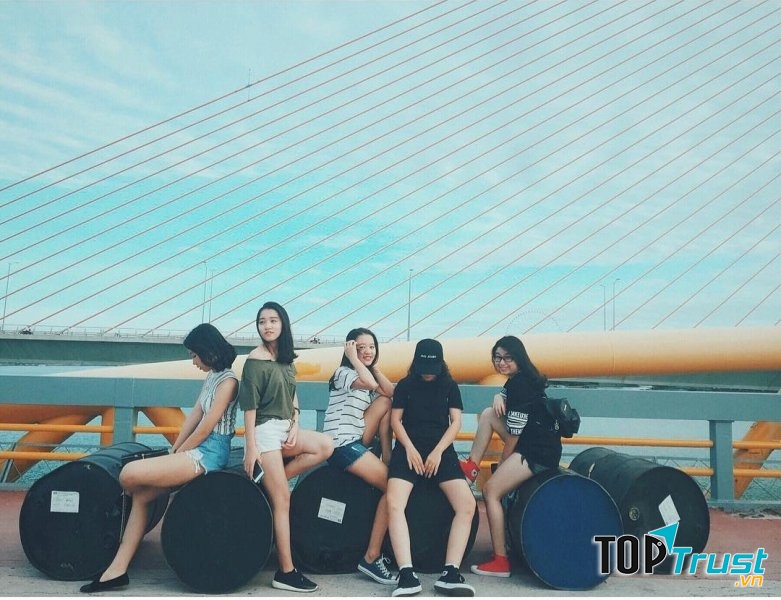 Mỗi một góc nhỏ trên cầu đều có thể là khung nền cho những bức hình thật chất. Ảnh:@minhngoc123