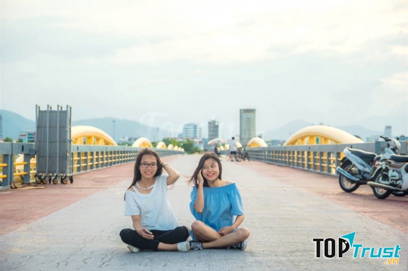 Cầu Nguyễn Văn Trỗi là cây cầu lâu đời nhất trên dòng sông Hàn Đà Nẵng.