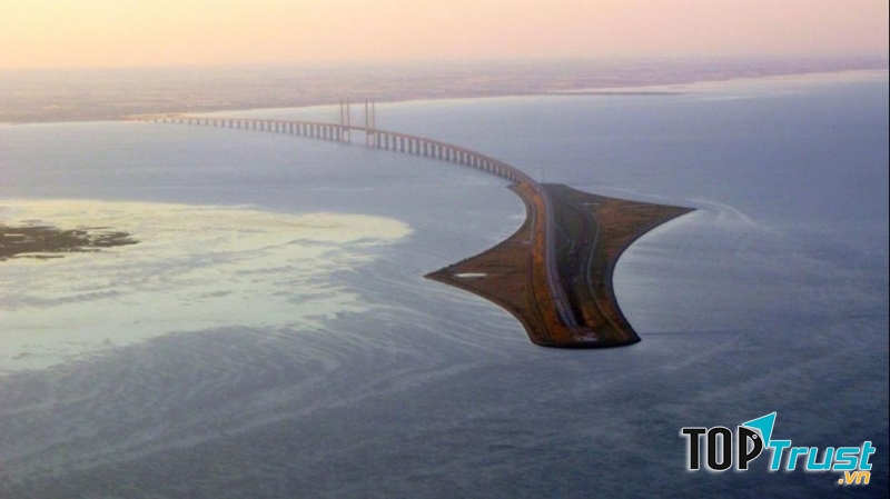 Khi nhìn thấy hình ảnh cây cầu bạn sẽ thấy kỳ lạ pha chút ngạc nhiên khi thấy đột nhiên cây cầu biến mất giữa lòng biển khơi.