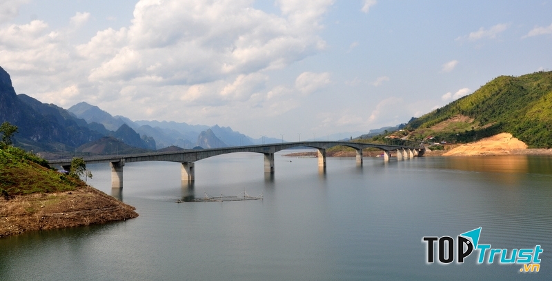Cầu Pá Uôn chạy dài với những trụ bê tông vững chắc