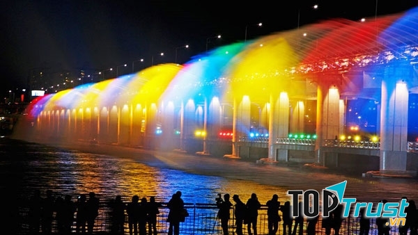 Hàng ngàn du khách ngắm nhìn cây cầu bên sông Hàn