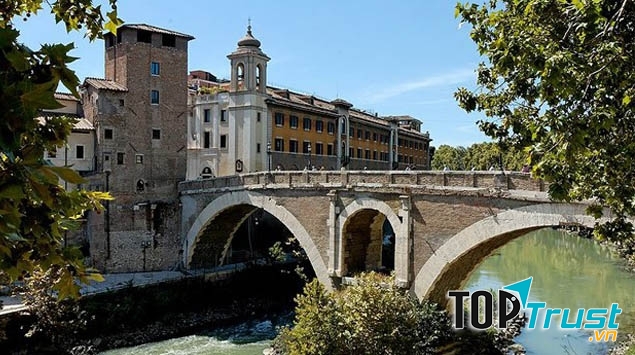 Cầu Pons Fabricius ở Rome, Ý