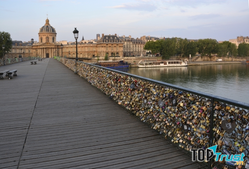 Cây cầu nằm yên bình bên dòng sông xinh đẹp