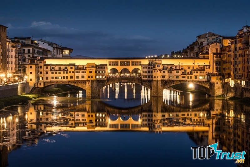 Vẻ đẹp lãng mạn về đêm của Ponte Vecchio