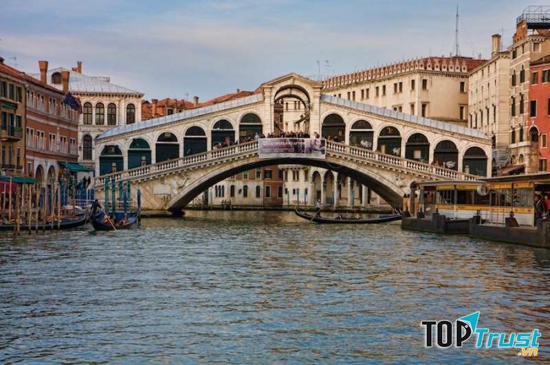 Cầu Rialto tọa lạc tại Venezia, Italia