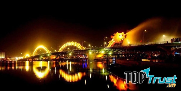 Cầu Rồng rực sáng trong đêm tạo nên bức tranh huyền áo