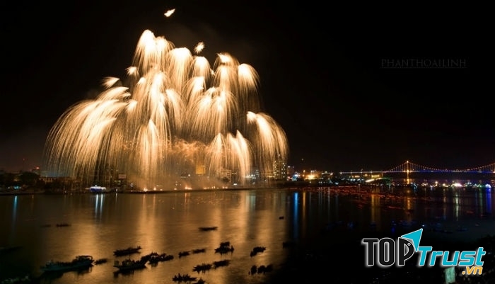 Đứng trên cầu sông Hàn ngắm nhìn từng đợt pháo hoa đẹp mắt