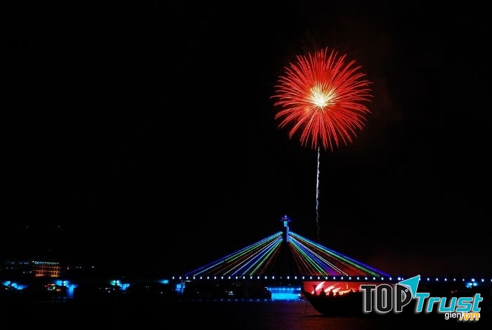 Bắn pháo hoa trên cầu sông Hàn, Đà Nẵng