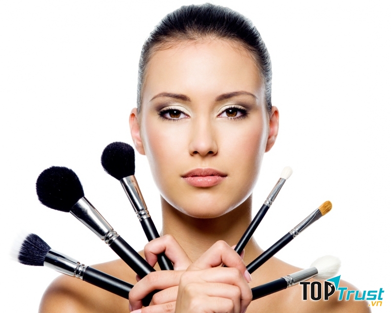 Cẩu thả trong trang điểm là nguyên nhân dẫn đến hình thành nếp nhăn trên da mặt