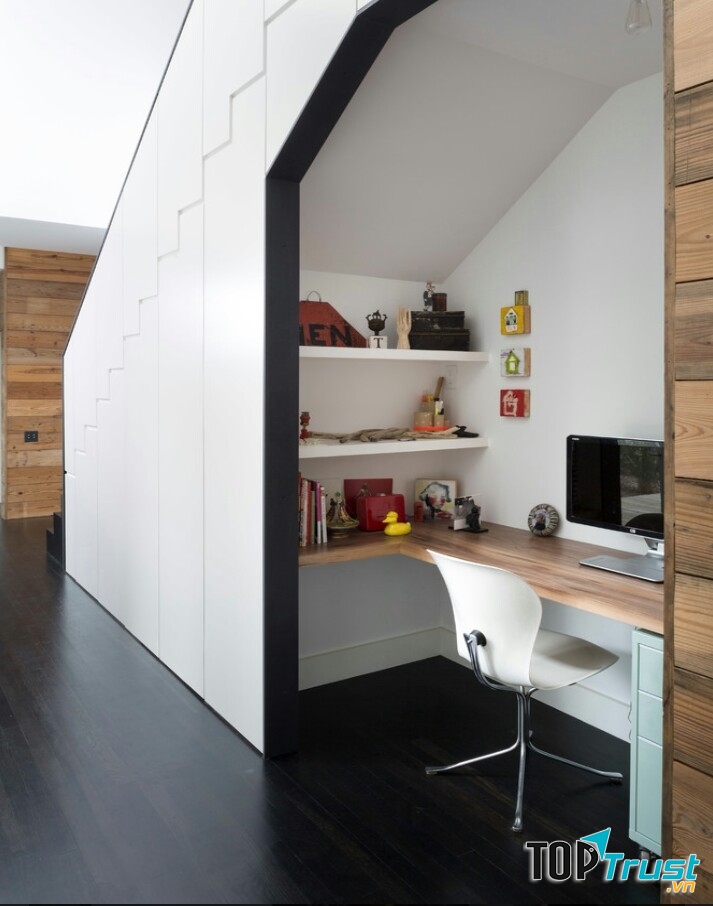 Dưới gầm cầu thang, bạn có thể thiết kế hẳn một phòng làm việc nhỏ