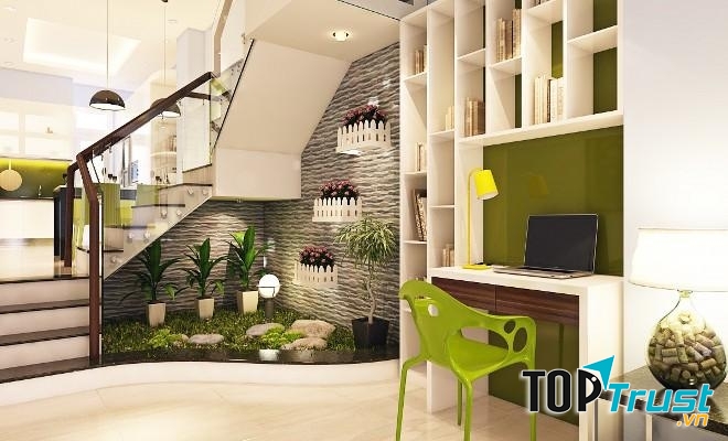 Đặt bàn làm việc kế bên gầm cầu thang có không khí thoáng mát giúp bạn làm việc hiệu quả hơn