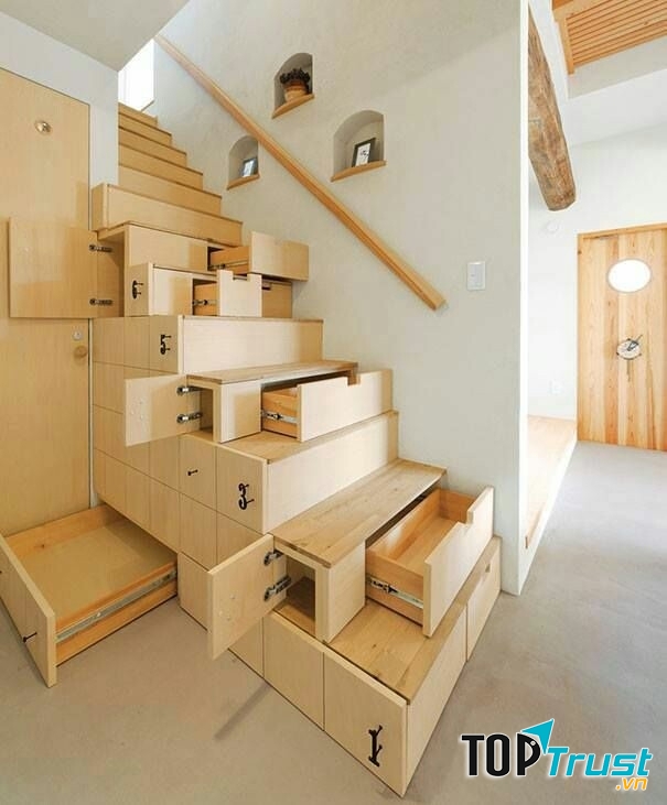 Bạn đã bao giờ nghĩ sẽ dùng từng bậc cầu thang để làm tủ đựng đồ chưa?