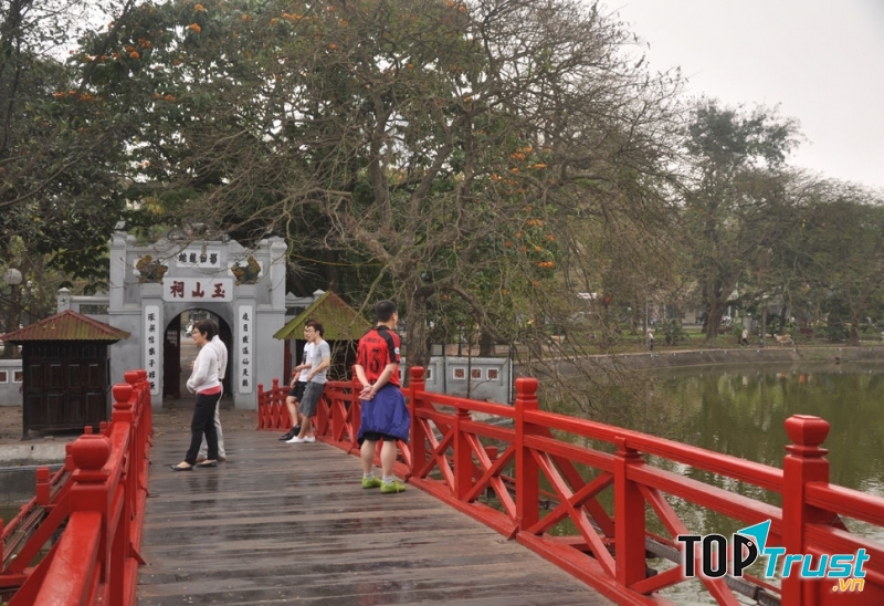 Cầu Thê Húc trông xa như một con tôm lớn