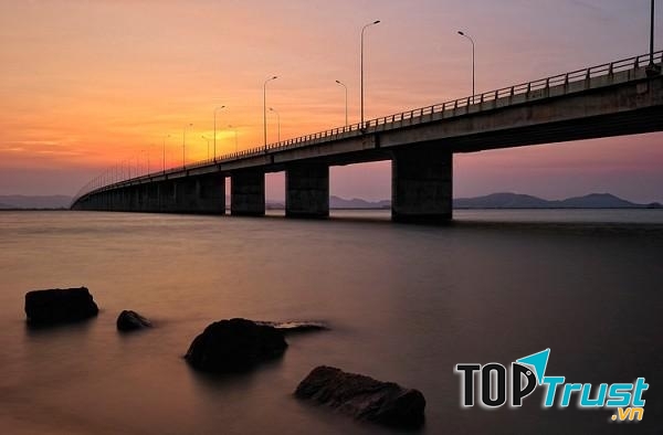 Cầu Thị Nại lúc hoàng hôn