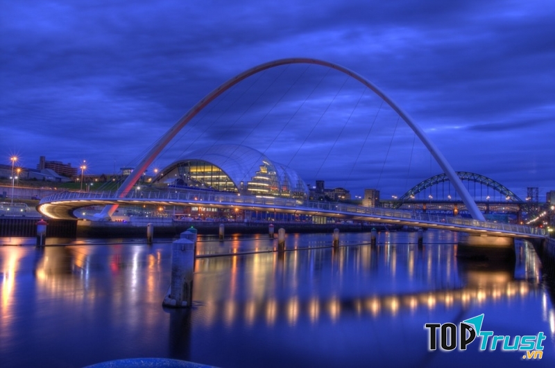 Cầu Gateshead là cây cầu chỉ dành cho người đi bộ và người đi xe đạp