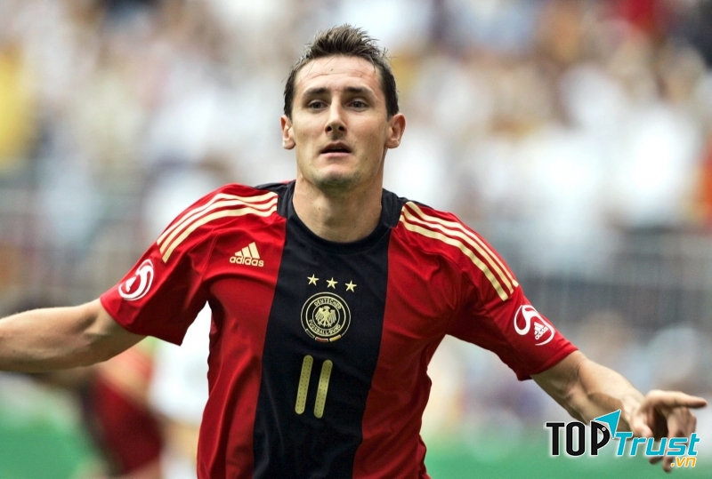 Klose là người đang nắm giữ kỷ lục của cầu thủ có nhiều số bàn thắng nhất tại các vòng chung kết World Cup