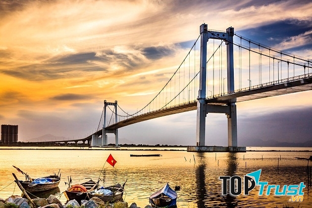 Cây cầu như một cánh chim đang vươn mình ra khơi