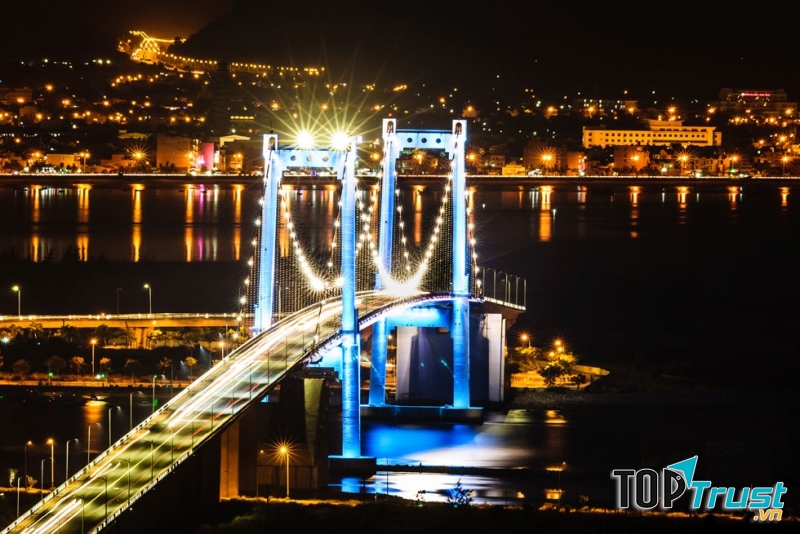 Cầu Thuận Phước khi đêm xuống