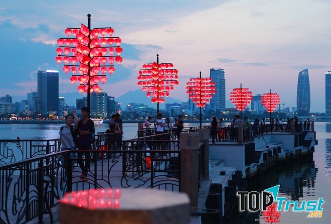 Khung cảnh lung linh trên cầu Tình Yêu