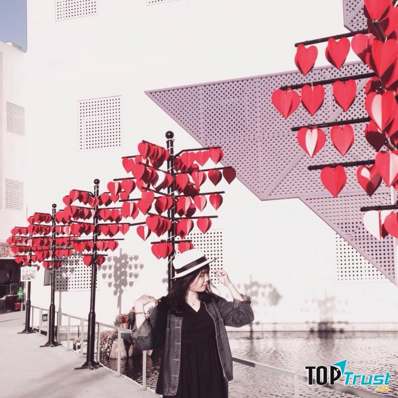 Bạn trẻ chụp hình tại cầu Tình Yêu.