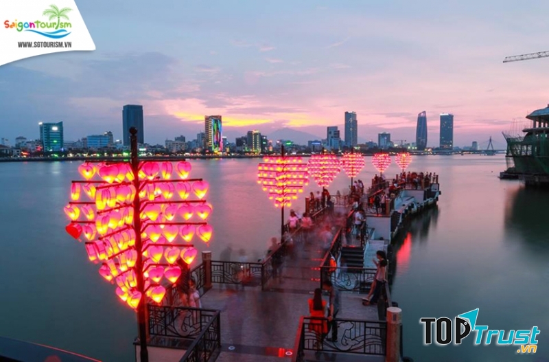 Buổi chiều thơ mộng trên cầu.