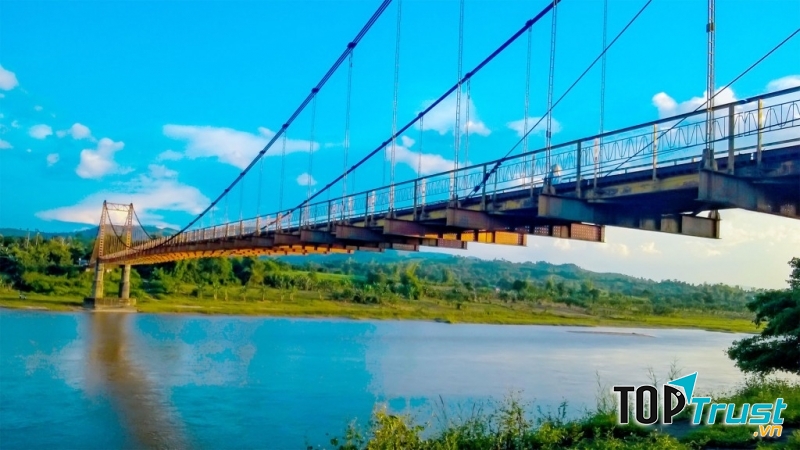 Cầu treo Kon Klor bắc giữa 2 bờ sông thơ mộng
