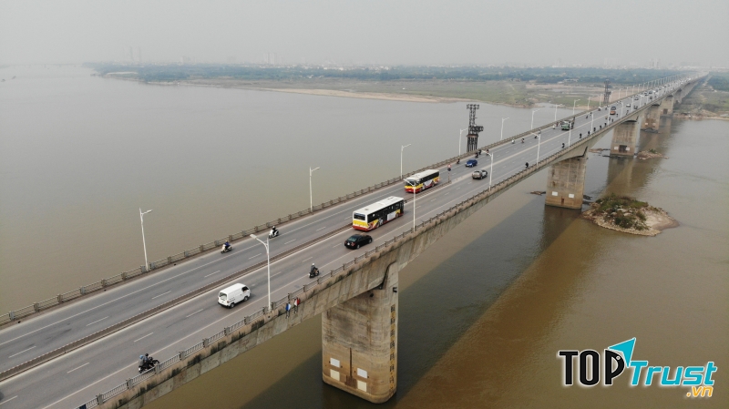 Cầu Vĩnh Tuy là cây cầu huyết mạch bắc qua sông Hồng