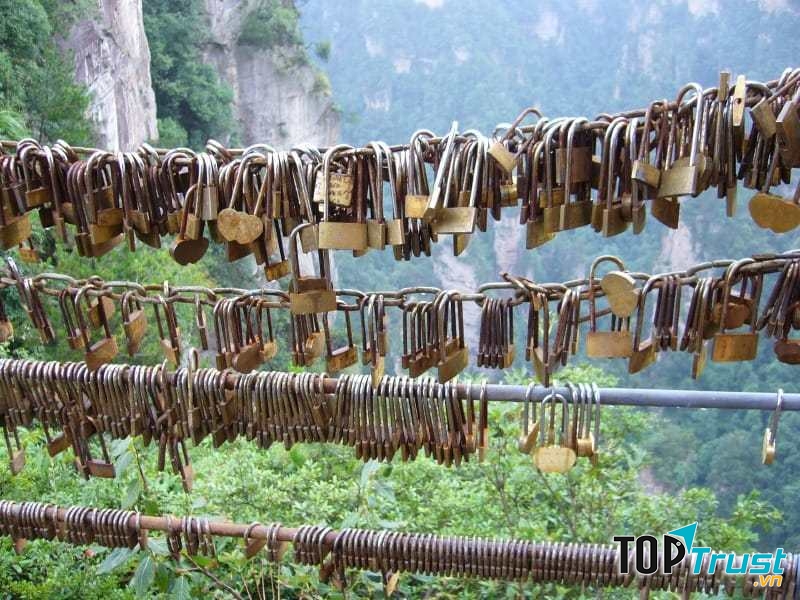 Cây cầu tình yêu ở Hồ Nam, Trung Quốc