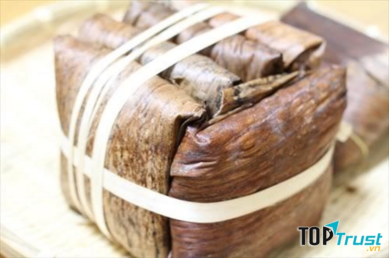 Lá chuối khô còn được dùng để gói bánh
