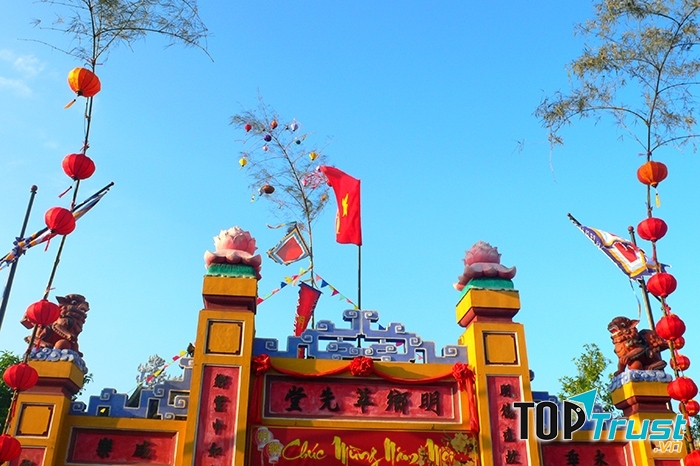 Hình ảnh cây nêu rực rỡ sắc màu trong dịp Tết