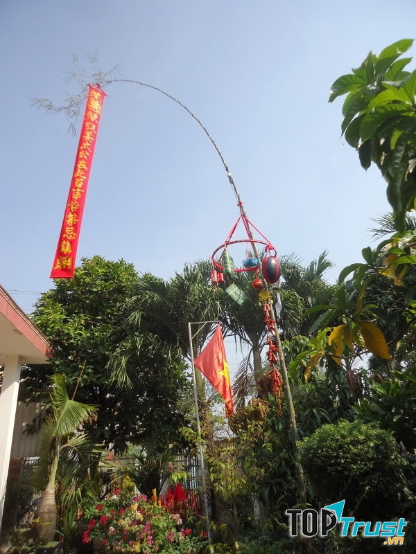 Ở đầu cây nêu treo những thứ như: bùa trừ tà, khánh, vải điều, cá chép, vàng mã...