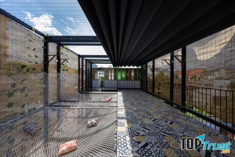 Bên trong mỗi phòng đều được lắp điều hoà, hệ thống tủ có khoá