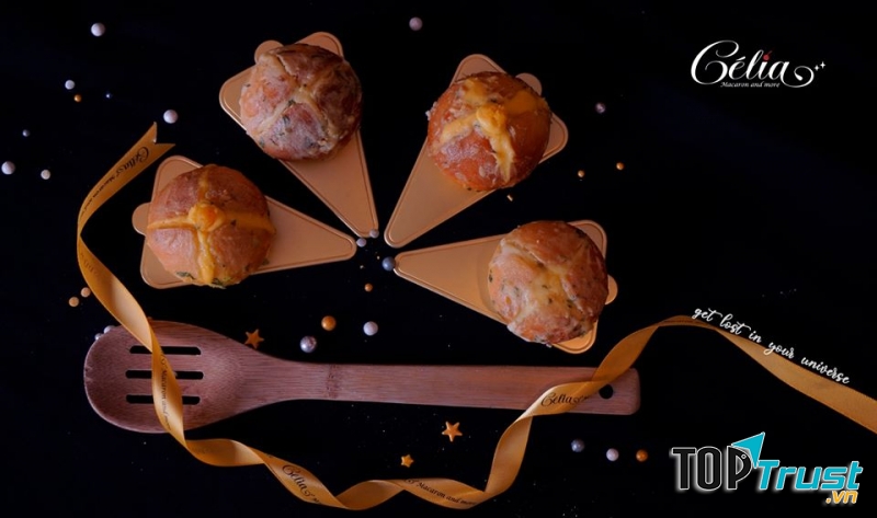 Célia có hai loại là bánh mì bơ tỏi phô mai và bánh mì bơ tỏi kim sa để thực khách chọn lựa.