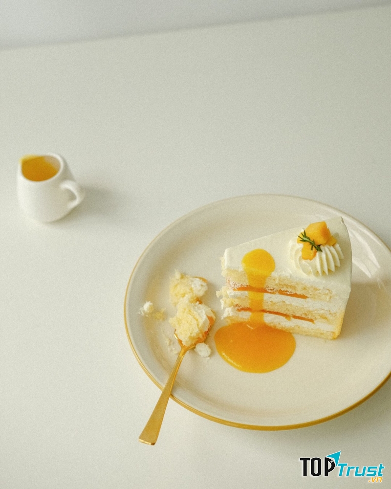 Bánh Tiramisu với sốt xoài tươi tại C'est Si Bon