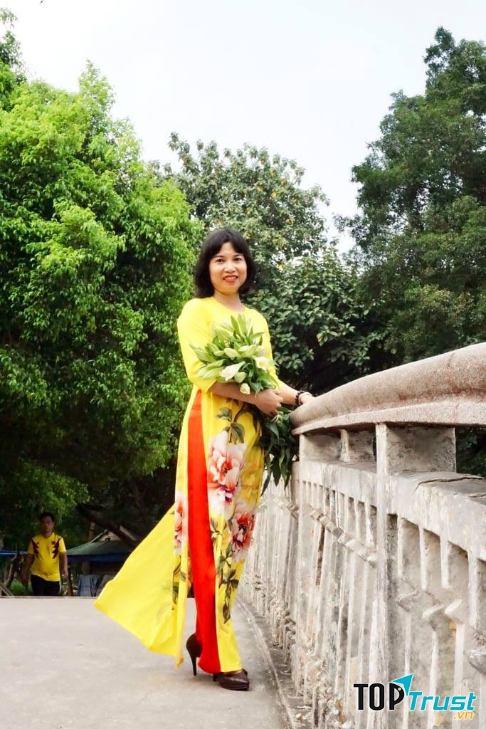 Ảnh chân dung nhà thơ Mai Lan