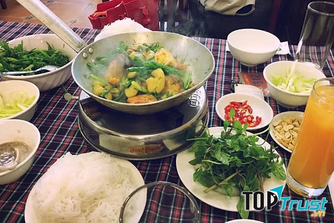 Mỡ cá quyện hết vào hành và rau thơm rán cùng, bọc lên một lớp màu vàng ngà nhàn nhạt, phảng phất vị bùi và thơm của cá