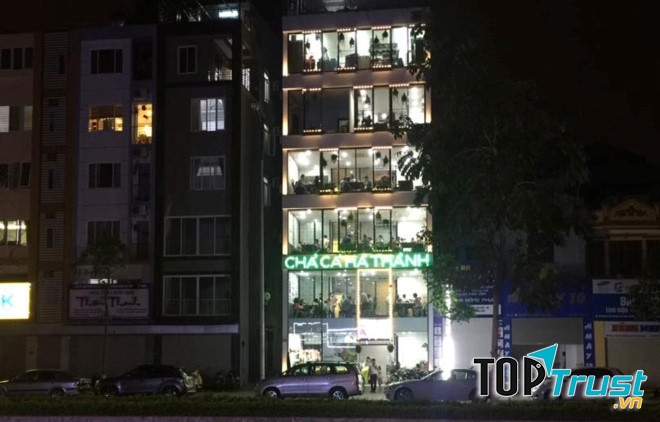 Nhà hàng có 6 tầng lầu, mà tầng nào cũng đều rộng và thoáng, càng đi lên cao thì lại càng thấy view đẹp.