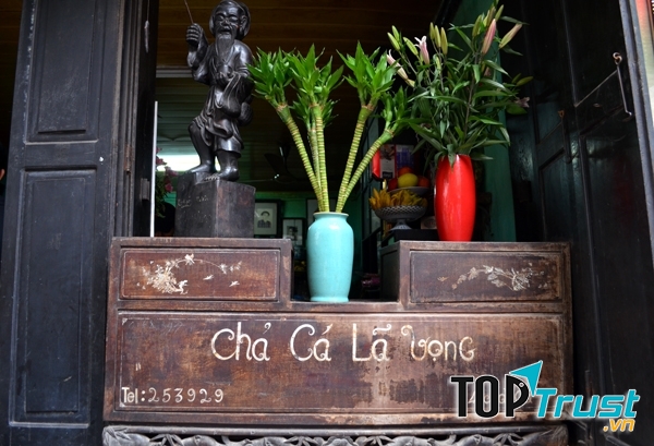 Nhà hàng chả cá Lã Vọng số 14 vẫn giữ được bảng hiệu xưa kia