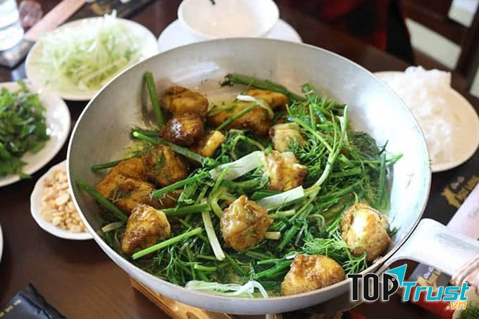 Sự hòa quyện hoàn hảo giữa nguyên liệu và gia vị đặc sắc, món chả cá thơm ngon mang hương vị đặc trưng riêng tại Chả Cá Ngư Long