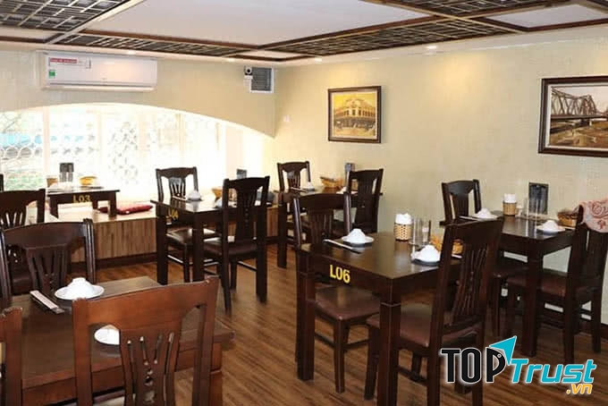 Thực khách muốn chọn cho mình một chỗ ngồi ghế hay ngồi bệt, ngồi trong phòng hay chỗ có thể phóng tầm mắt ra bên ngoài, Chả Cá Ngư Long cũng đáp ứng đủ