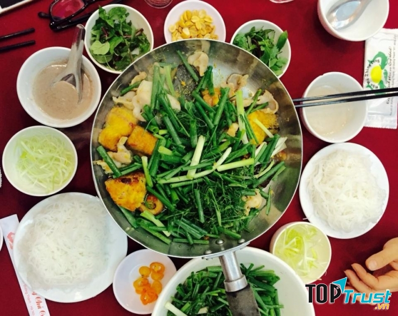 Từng miếng cá vàng thơm chứa đựng bên trong vị ngon tinh túy đặc trưng của cả dải đất Bắc Bộ