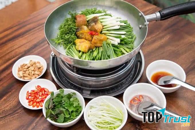 Món này được ăn lúc nóng nghi ngút, vừa ăn vừa ngâm nga mới thấy hết được vị ngọt của thịt cá, tận hưởng hương thơm ngào ngạt của chả cá và các loại gia vị