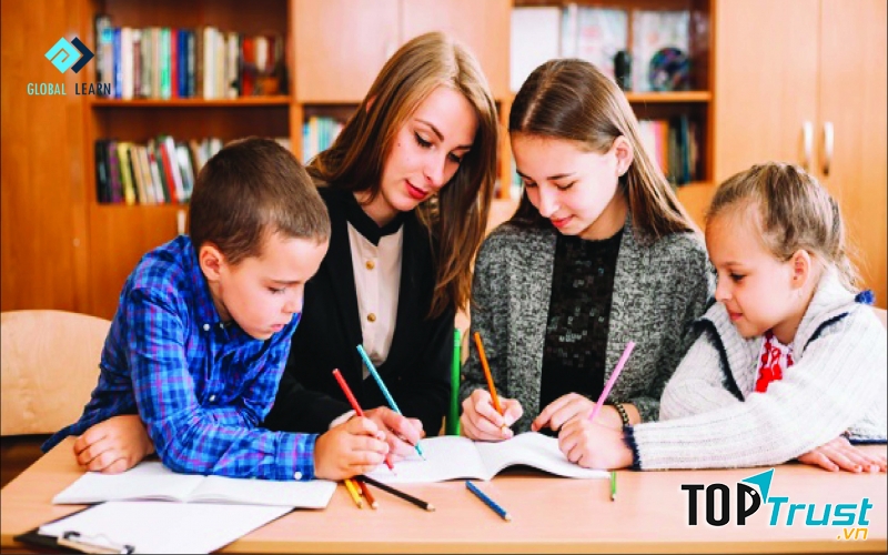 Các bạn chăm học thường sẽ có tác động rất tốt đến tính lười biếng của con.