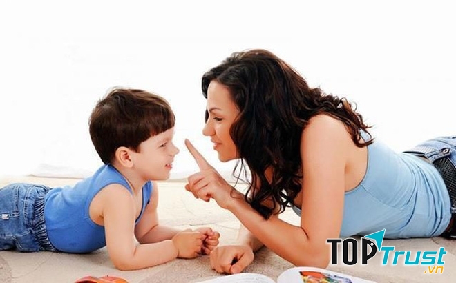 Khi thực hiện các quy tắc riêng của cha mẹ, trẻ sẽ biết cách kiềm chế nóng giận.